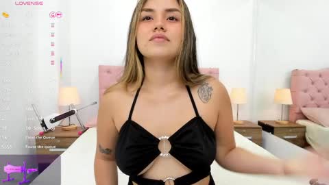 Snapshot of skinny_laura chatting on April 2026 11:40:02 AM online show from April 2026 11:40:02 AM