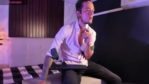 Snapshot of skinny_mac_ chatting on April 2026 03:35:02 PM Mac online show from April 2026 03:35:02 PM