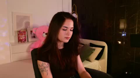 Snapshot of skinnyellie chatting on April 2026 09:09:02 PM Ellie online show from April 2026 09:09:02 PM