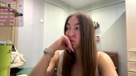 Snapshot of skylarbelle chatting on April 2026 01:00:02 PM Aurora online show from April 2026 01:00:02 PM