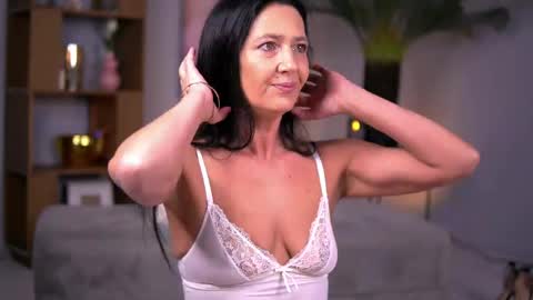 Snapshot of skylerlune chatting on April 2026 03:45:01 AM Skyler online show from April 2026 03:45:01 AM