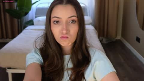 Snapshot of slow_flower chatting on April 2026 12:10:01 PM Emilia online show from April 2026 12:10:01 PM