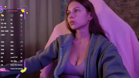 Snapshot of small_emma0 chatting on December 2025 11:48:01 AM Emma online show from December 2025 11:48:01 AM