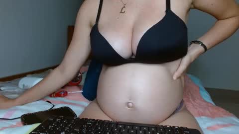 Snapshot of smallbrenda21 chatting on October 2025 10:43:02 PM brenda online show from October 2025 10:43:02 PM