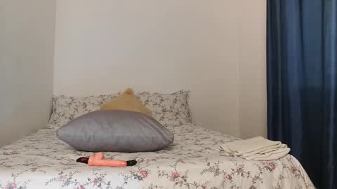 Snapshot of smalldoll7 chatting on November 2025 06:47:02 AM Arianna online show from November 2025 06:47:02 AM