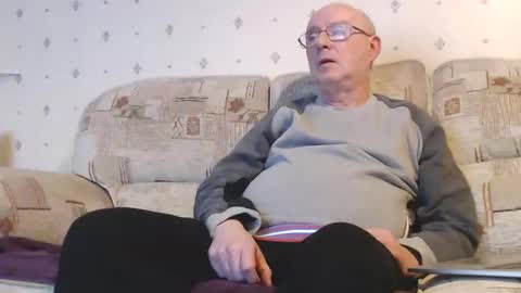 Snapshot of smallsteve562 chatting on December 2024 04:08:02 PM Steve online show from December 2024 04:08:02 PM