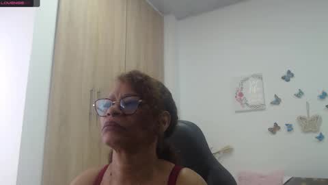 Snapshot of smilet_milf chatting on March 2025 12:12:02 PM Smileth online show from March 2025 12:12:02 PM