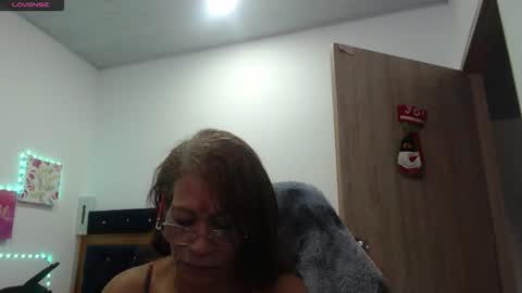 Snapshot of smilet_milf chatting on December 2025 01:06:01 PM Smileth online show from December 2025 01:06:01 PM