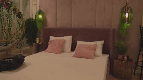 Mia online show from November 2025 05:08:02 AM