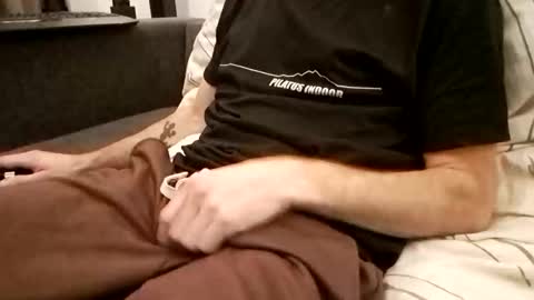 Snapshot of smokeandwatching chatting on November 2025 07:58:01 PM Smokeandwatching online show from November 2025 07:58:01 PM