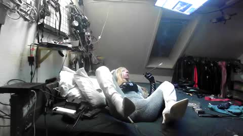 Snapshot of smokeslut365 chatting on February 2025 05:56:02 AM smokeslut365 online show from February 2025 05:56:02 AM