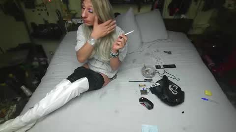 Snapshot of smokeslut365 chatting on October 2025 09:04:01 PM smokeslut365 online show from October 2025 09:04:01 PM