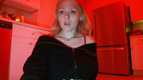 sneakyalicek online show from April 2026 08:23:01 PM