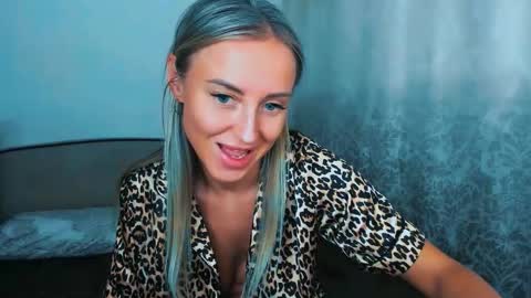 Snapshot of snezanablond chatting on February 2026 02:32:02 PM Sneja online show from February 2026 02:32:02 PM