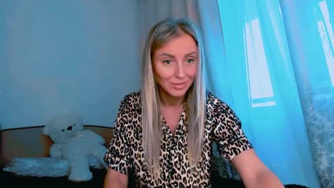 Snapshot of snezanablond chatting on April 2026 02:40:01 PM Sneja online show from April 2026 02:40:01 PM