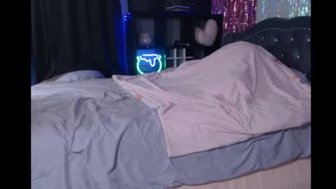 Snapshot of snowie_rose chatting on April 2026 01:42:02 AM Snowie Rose online show from April 2026 01:42:02 AM