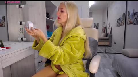 Monna online show from November 2025 06:42:02 PM