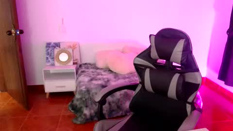 sofia online show from November 2025 07:14:01 PM