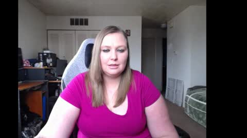 Snapshot of softerpeaches chatting on January 2025 09:05:01 PM Rose online show from January 2025 09:05:01 PM