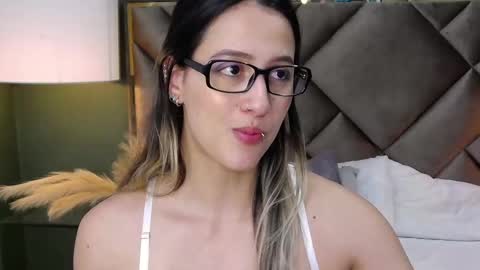 Snapshot of sophia_loreenn chatting on February 2025 02:48:01 PM Sofia online show from February 2025 02:48:01 PM