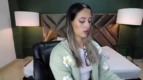 Snapshot of sophia_loreenn chatting on March 2025 11:48:01 AM Sofia online show from March 2025 11:48:01 AM