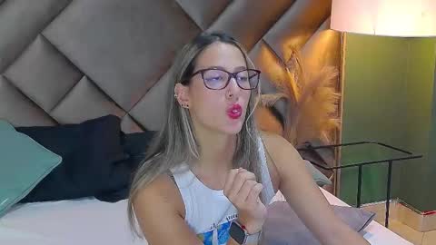 Snapshot of sophia_loreenn chatting on September 2025 03:11:02 PM Sofia online show from September 2025 03:11:02 PM