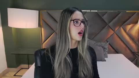 Snapshot of sophia_loreenn chatting on October 2025 02:46:01 PM Sofia online show from October 2025 02:46:01 PM