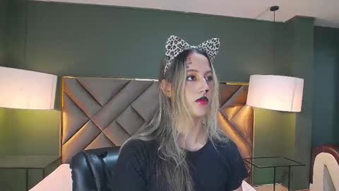 Snapshot of sophia_loreenn chatting on October 2025 12:18:02 PM Sofia online show from October 2025 12:18:02 PM