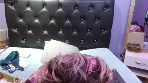 Snapshot of sophia_ny chatting on December 2024 02:04:01 AM SOPHIA online show from December 2024 02:04:01 AM