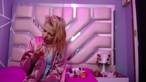 Snapshot of sophia_ny chatting on February 2025 01:53:02 AM SOPHIA online show from February 2025 01:53:02 AM