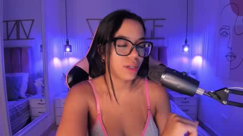 Sophie Hill  online show from November 2025 08:00:01 PM