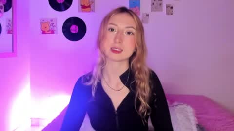 Snapshot of sophie_collins13 chatting on April 2026 07:13:01 AM Sophie online show from April 2026 07:13:01 AM