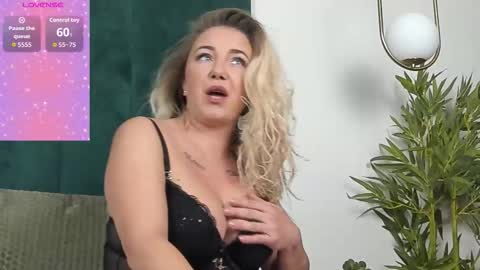 sophie_maeve online show from October 2025 04:12:01 AM