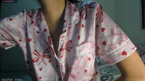 Snapshot of sophie_moo chatting on November 2025 11:25:02 PM Sophie online show from November 2025 11:25:02 PM