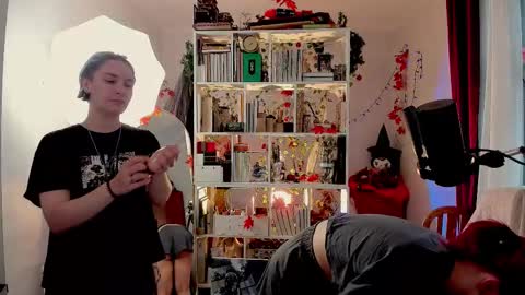 Leah online show from November 2025 01:43:02 PM