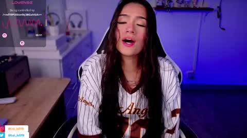 Luisa    online show from September 2025 10:44:02 PM