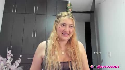 Snapshot of soyqeen chatting on October 2025 04:13:01 AM SoyQueen online show from October 2025 04:13:01 AM