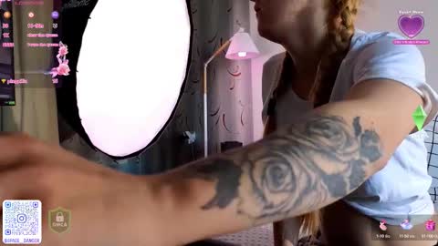 Snapshot of space_danger chatting on September 2025 01:00:02 PM space danger online show from September 2025 01:00:02 PM