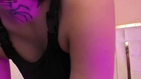 Snapshot of spider_webbed chatting on May 2026 12:01:01 PM Spider online show from May 2026 12:01:01 PM