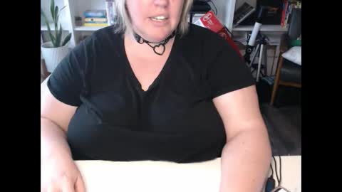 Snapshot of squirtymilfjess chatting on December 2024 05:33:02 PM Messi Jessi online show from December 2024 05:33:02 PM