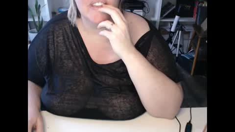 Snapshot of squirtymilfjess chatting on December 2024 02:49:02 PM Messi Jessi online show from December 2024 02:49:02 PM