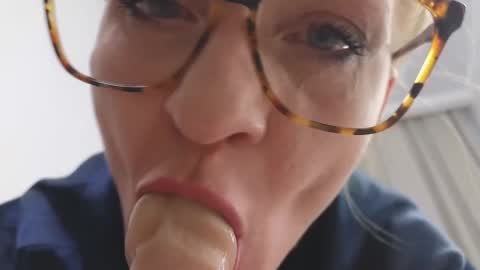 Snapshot of squirtymom chatting on March 2026 01:59:01 PM Alisa online show from March 2026 01:59:01 PM