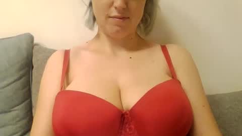 Amelly online show from February 2026 12:42:01 AM