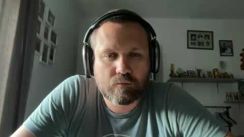 Snapshot of stadtneurotiker chatting on April 2026 05:43:02 PM Peter online show from April 2026 05:43:02 PM