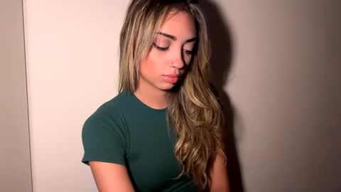 Mia online show from April 2026 09:31:01 AM