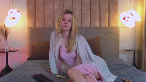 Snapshot of stefie_wells chatting on April 2026 05:05:01 AM Stefie online show from April 2026 05:05:01 AM