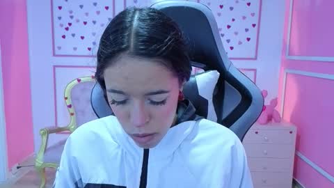 Stephania online show from November 2025 12:27:02 PM