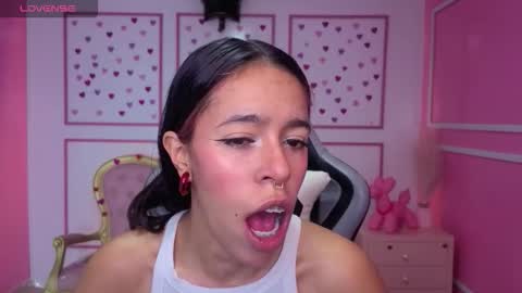 Stephania online show from December 2025 12:35:02 PM