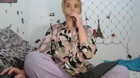 Stephanie   online show from October 2025 09:38:02 AM