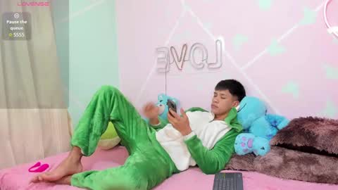 Snapshot of stiven_twinkboy chatting on February 2025 12:57:01 AM Bryan Stiven online show from February 2025 12:57:01 AM